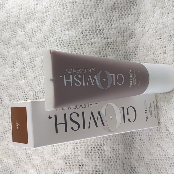 HUDA BEAUTY GloWish Multidew Tint Foundation in DEEP 11, 40ml/1.35fl oz - Picture 2 of 13
